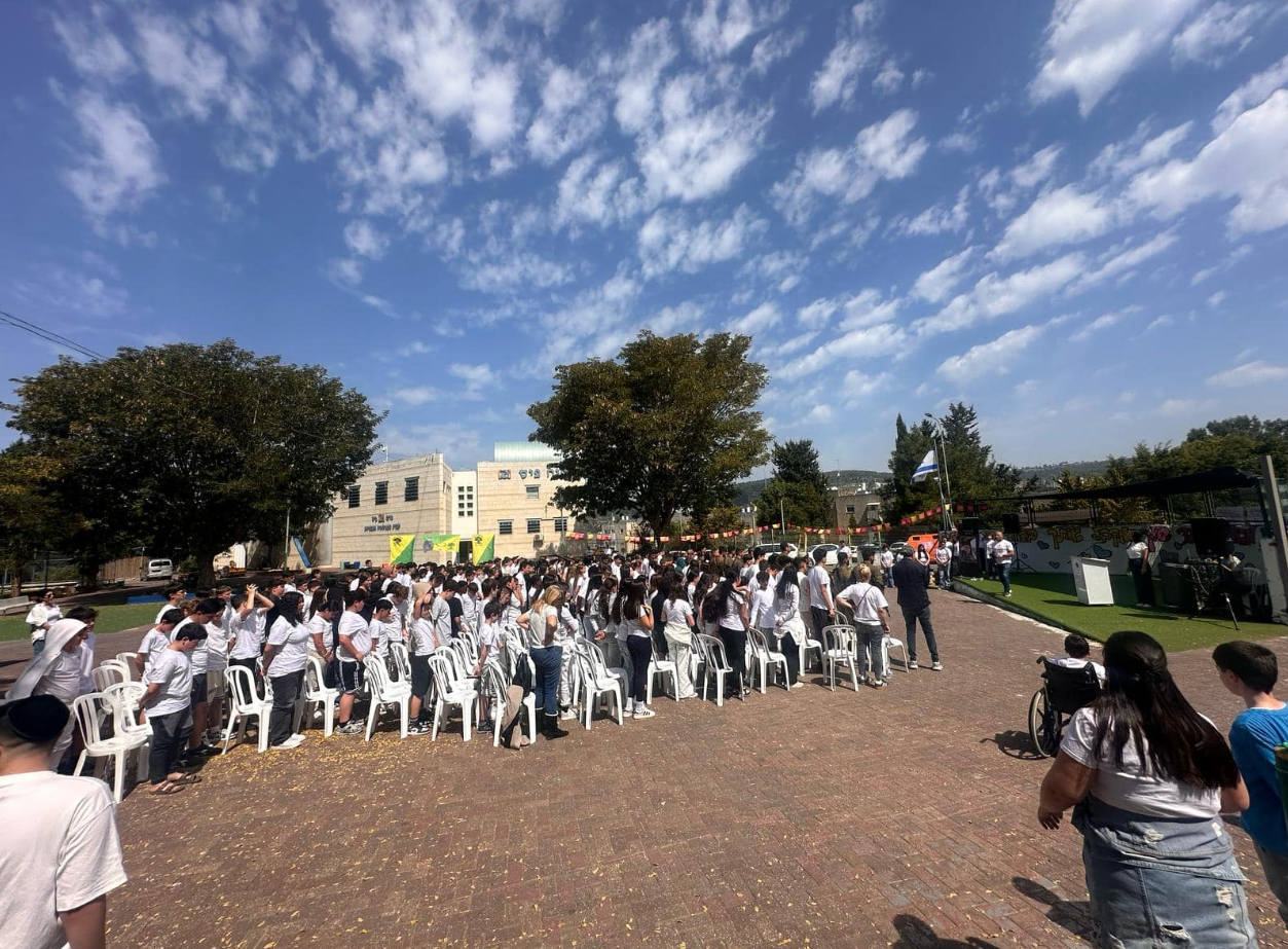 תלמידים בחצר בית הספר